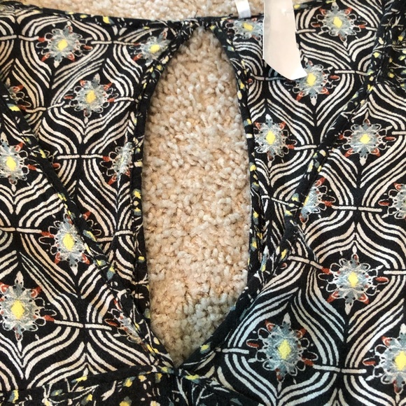 Black patterned open back flowy top never worn - Picture 3 of 4